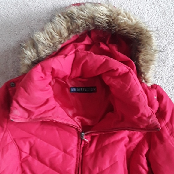 Red puffy jacket with fake fur hood  size m - Picture 3 of 5